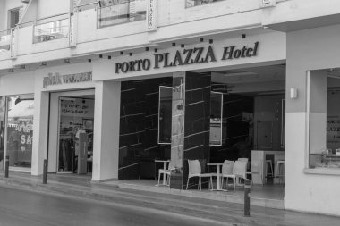 Hersonissos, Girit, Yunanistan - 18 Temmuz 2024: Porto PLAZZA Otel giriş Hersonissos ana caddesinde siyah beyaz