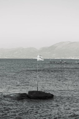 Yunanistan ulusal bayrağı Hersonissos Girit Denizi kıyılarında siyah beyaz