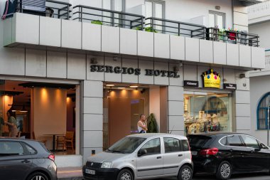 Hersonissos, Girit, Yunanistan... 8 Temmuz 2024, Hersonissos ana caddesinde her şeyi kapsayan bir otel girişi.