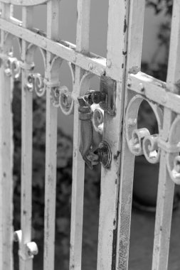 El şeklinde kapı tokmağı dışarıda siyah beyaz.