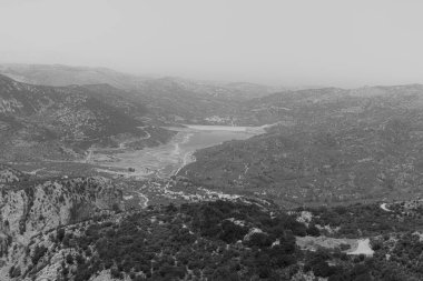 Lassithi Plato manzarası Agios Konstantinos 'u siyah beyaz su deposu olarak görüyor