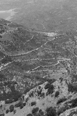 Lassithi Platosu Serpentine yolunu görüyor, Agios Konstantinos küçük su deposu siyah beyaz