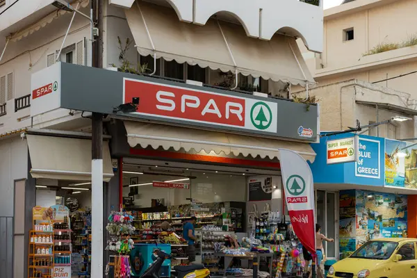 Hersonissos, Girit, Yunanistan - 18 Temmuz 2024: Hersonissos Ana Dtreet 'in SPAR market giriş tabelası