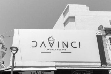 Heraklion, Girit, Yunanistan - 20 Temmuz 2024: Davinci Artisan Gelato mağaza vitrini tabelası siyah beyaz Iraklion mevkiinde