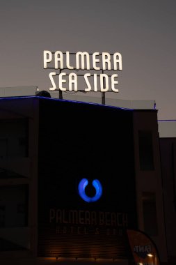 Palmera Beach Side Oteli ve Spa giriş tabelası gece aydınlandı.