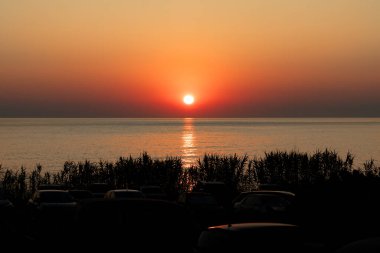 Yunanistan 'ın Heraklion plajında Girit denizi üzerinde gün doğumu