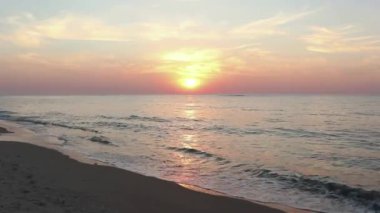 Palmahim 'de güzel bir sahil, gün batımında İsrail' de suyun üzerinde dalgaların sesi arka planda çarpıyor.