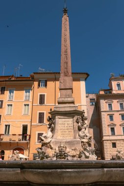 Roma, İtalya - 30 Temmuz 2019: Piazza della Rotonda 'da bulunan Pantheon yan manzarası çeşmesi