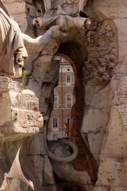 Piazza Navona Meydanı 'ndaki Dört Nehir Çeşmesi (Fontana dei Quattro Fiumi) heykelinin yakın çekim görüntüsü