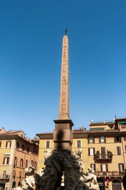 Roma, İtalya - 30 Temmuz 2019: Fontana dei Quattro Fiumi (Dört Nehir Çeşmesi) Roma, İtalya 'da bulunan Piazza Navona' da bir çeşme. Tasarım: Gian Lorenzo Bernini