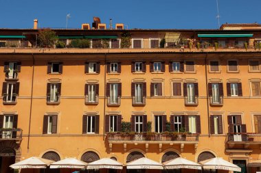 Roma, İtalya - 30 Temmuz 2019: Piazza della Rotonda dış mağaza restoranları 