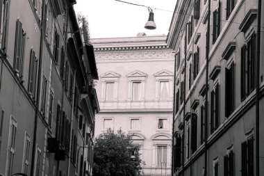 Roma, İtalya 'da yol kenarları boyunca uzanan binalar sonunda siyah beyaz bir binaya çıkıyor.