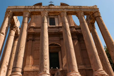 Roma, İtalya - 31 Temmuz 2019: Antik Roma tapınağı Antoninus ve Faustina Tapınağı 'nın yakın görüntüsü daha sonra Via Sacra' daki Forum Romanum 'da bulunan bir Roma Katolik kilisesine dönüştürüldü.