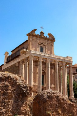 Roma, İtalya - 31 Temmuz 2019: Antik Roma tapınağı Antoninus ve Faustina Tapınağı 'nın dış görünüşü, daha sonra Via Sacra' da bulunan Roma Katolik kilisesine dönüştürüldü.