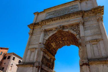 Roma, İtalya - 31 Temmuz 2019: Titus Kemeri 'nin dış görünüşü, M.S 1. yüzyılda Via Sacra' daki Forum Romanum 'da yer alan fahri kemer.