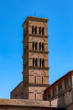 Roma, İtalya - 31 Temmuz 2019: Cosettin 'deki Aziz Mary Bazilikası (Cosettin' deki Santa Maria Bazilikası) Roma 'daki ortaçağ kilisesi cephesine bakan küçük bir bazilika.