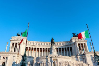 Roma, İtalya - 31 Temmuz 2019: Victor Emmanuel II (Vittoriano veya Altare della Patria), Piazza Venezia ile Capitoline Hill arasında yer alan büyük bir ulusal anıttır.