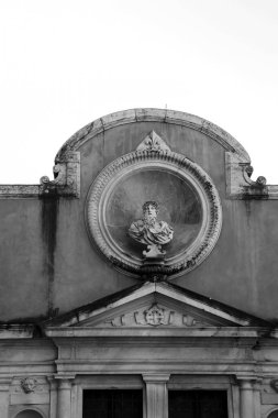 Roma, İtalya - 2 Ağustos 2019: Parco Adriano 'daki ünlü Castel Sant' Angelo (Hadrian Anıtmezarı) içinde bulunan siyah ve beyaz heykel başı