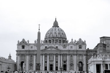 Roma, İtalya - 2 Ağustos 2019: Siyah ve beyaz Aziz Petrus Bazilikası Rönesans tarzında inşa edilmiş ve Vatikan 'da yer almaktadır.