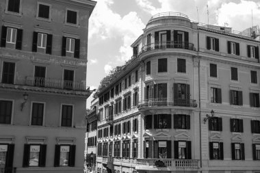 Roma, İtalya - 4 Ağustos 2019: Dior ve Prada Via dei Condotti 'de dükkan önü, İspanyol basamaklarında siyah beyaz gösterilen şık bir alışveriş caddesi.