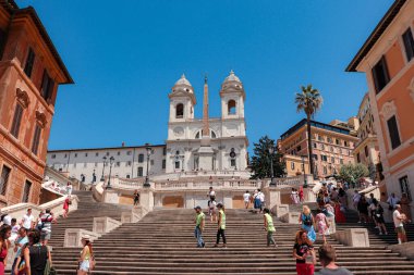 Roma, İtalya - 3 Ağustos 2019: Santissima Trinit dei Monti Kilisesi (Dağların En Kutsal Üçlüsü) Piazza di Spagna 'daki ünlü İspanyol Merdivenleri' nin üzerinde yer almaktadır.