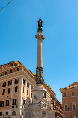 Roma, İtalya - 4 Ağustos 2019: Orta Roma 'da Meryem Ana' yı Piazza Mignanelli 'de tasvir eden ondokuzuncu yüzyıl anıtı