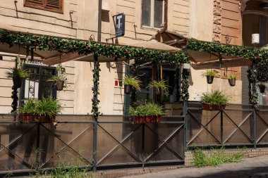 Roma, İtalya - 4 Ağustos 2019: Roma şehir merkezindeki bir binanın dışındaki Tabacchi mağazası tabelası