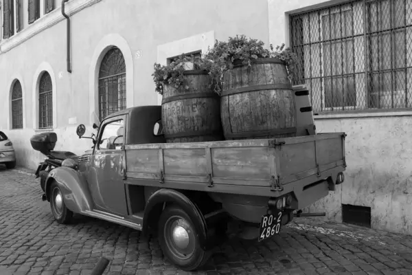 Roma, İtalya - 29 Temmuz 2019: Trastevere bölgesinde park edilmiş iki ahşap varili olan siyah beyaz Fiat vintage 1100 ELR kamyonet