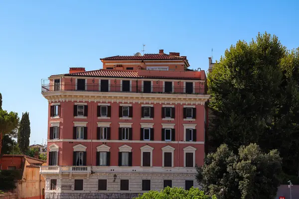 Roma şehir merkezinde renkli pembe Avrupa mimari yapı duvarları perdeleniyor