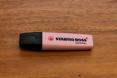 Tel Aviv, İsrail, 23 Aralık 2023 Stabilo Patronu ahşap arka planda pembe pastel boya kalemi.