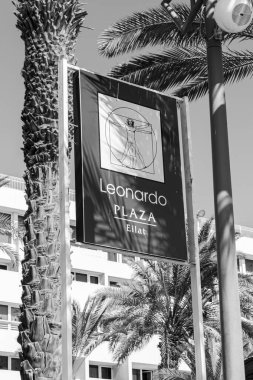Eilat, İsrail - 1 Kasım 2024: Leonardo Plaza Eilat gezinti güvertesi ve plaj otelinin logosu siyah beyaz