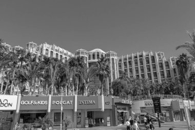 Eilat, İsrail - 1 Kasım 2024: Sabâ Tapınağı Kubbesi Kraliçesi dış görünüşü siyah beyaz olarak inşa ediyor