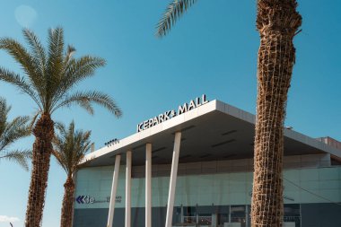 Eilat, İsrail - 11 Mayıs 2024: Ice Mall Eilat alışveriş merkezi tabelası