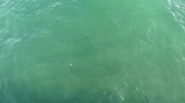 Limasol marina turkuaz okyanusunun sakin su yüzeyinin en alt görüntüsü. 