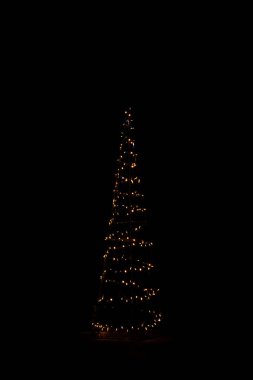 Limasol, Cyprus- 20 Aralık 2024: Limasol kenti marinasında duran gece vakti büyük noel ağacı