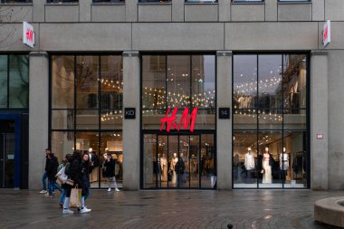 Stuttgart, Almanya... 10 Mart 2025: H and M mağaza girişi Konigstrasse, Stuttgart ana alışveriş caddesi yolu