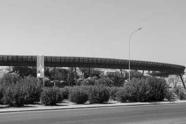 Paphos, Cyprus- 4 Eylül 2023 Paphos gökyüzü köprüsü Paphos Arkeoloji Parkı 'nı Fabrica Tepesi' ne siyah beyaz bağlıyor.