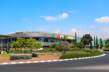 Paphos, Cyprus- 4 Eylül 2023: Paphos şehir merkezindeki Kings Avenue Alışveriş Merkezi