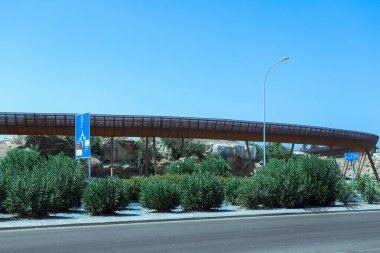Paphos, Cyprus- 4 Eylül 2023: Paphos hava yolu köprüsü Paphos Arkeoloji Parkı 'nı Fabrica Tepesi' ne bağlıyor 