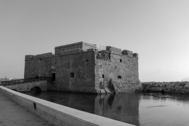 Paphos Kalesi 'nin (Ortaçağ Kalesi) dış görünüşü aslında limanı siyah ve beyaz olarak korumak için Bizans kalesi olarak inşa edilmiştir.