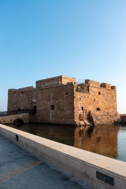 Başlangıçta limanı korumak için Bizans kalesi olarak inşa edilen Paphos Kalesi 'nin (Ortaçağ Kalesi) dış görünüşü