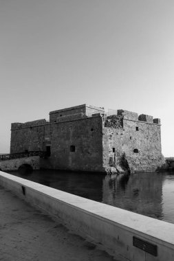 Paphos Kalesi 'nin (Ortaçağ Kalesi) dış görünüşü aslında limanı siyah ve beyaz olarak korumak için Bizans kalesi olarak inşa edilmiştir.