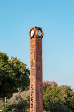 Paphos, Cyprus- 4 Eylül 2023: Roloi Pafou, Arkeoloji Parkının girişinde ve rıhtımda uzun bir metal saat 