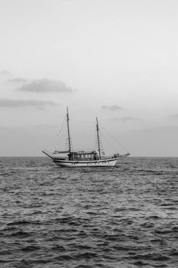 Korsan Gemisi eğlence gemisi Paphos Limanı 'ndan siyah beyaz turistle yelken açıyor.