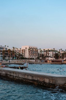 Paphos yürüyebilir liman ve liman kıyı şeridi manzarası akşam üstü alacakaranlıkta