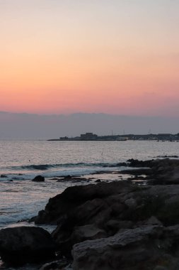 Liman boyunca Paphos Kalesi 'nin (Ortaçağ Kalesi) günbatımı manzarası