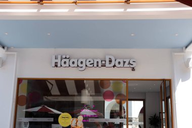 Paphos, Cyprus- 5 Eylül 2023: Haagen Dazs, Paphos 'un bulunduğu yerin önünde bir Amerikan dondurma dükkanı zinciri.