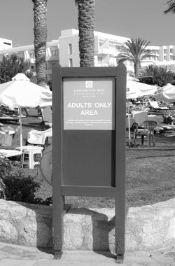 Paphos, Cyprus- 5 Eylül 2023: Constantinou Kardeşler Athena Plaj Oteli tabelası