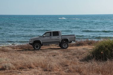 Paphos, Cyprus- 4 Eylül 2023: Toyota Hilux C4D gri kamyonet Akdeniz kıyısında Paphos gezinti alanında park etmiş.