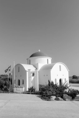 Paphos, Cyprus- 5 Eylül 2023: Aziz Nicholas Kilisesi Paphos güzel kilise Capel 'i Paphos gezinti pistinin sonunda siyah beyaz otel şeridi